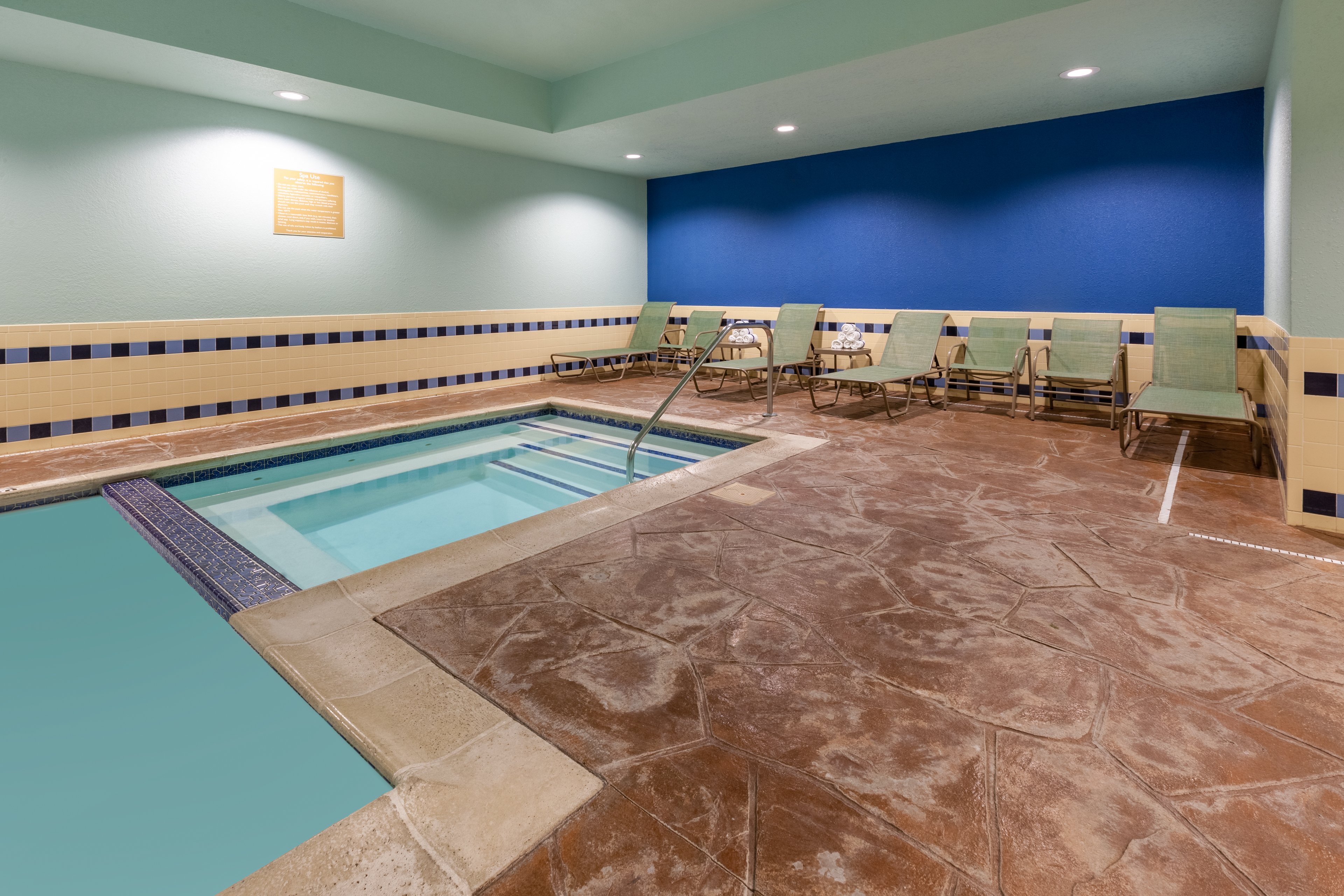 Candlewood Suites West Springfield 24/58