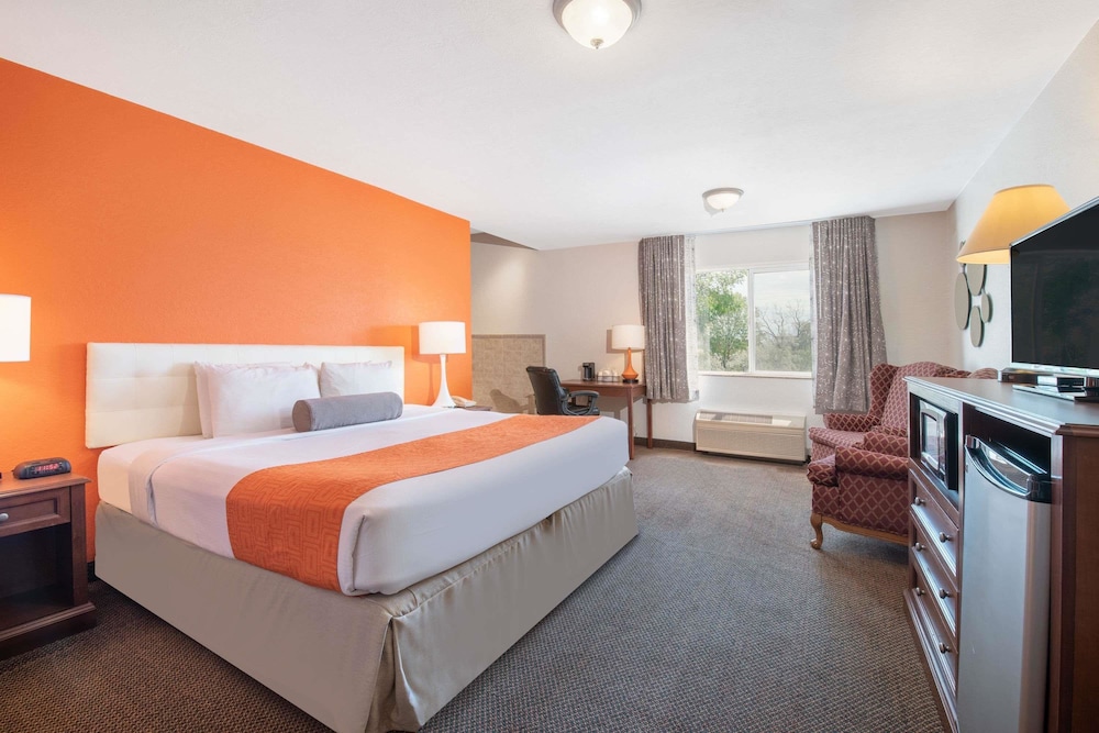Howard Johnson by Wyndham Oacoma Hotel and Suites 12/31