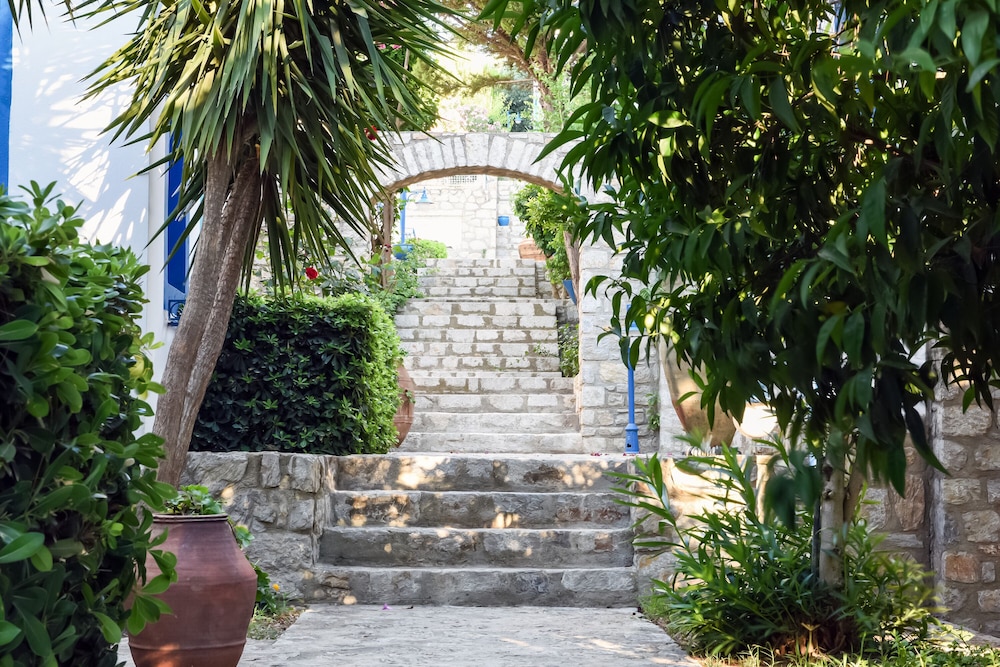 Marphe Hotel Suite and Villas 3/51