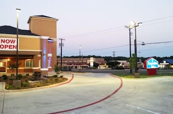 Executive Inn and Suites Tyler 41/51