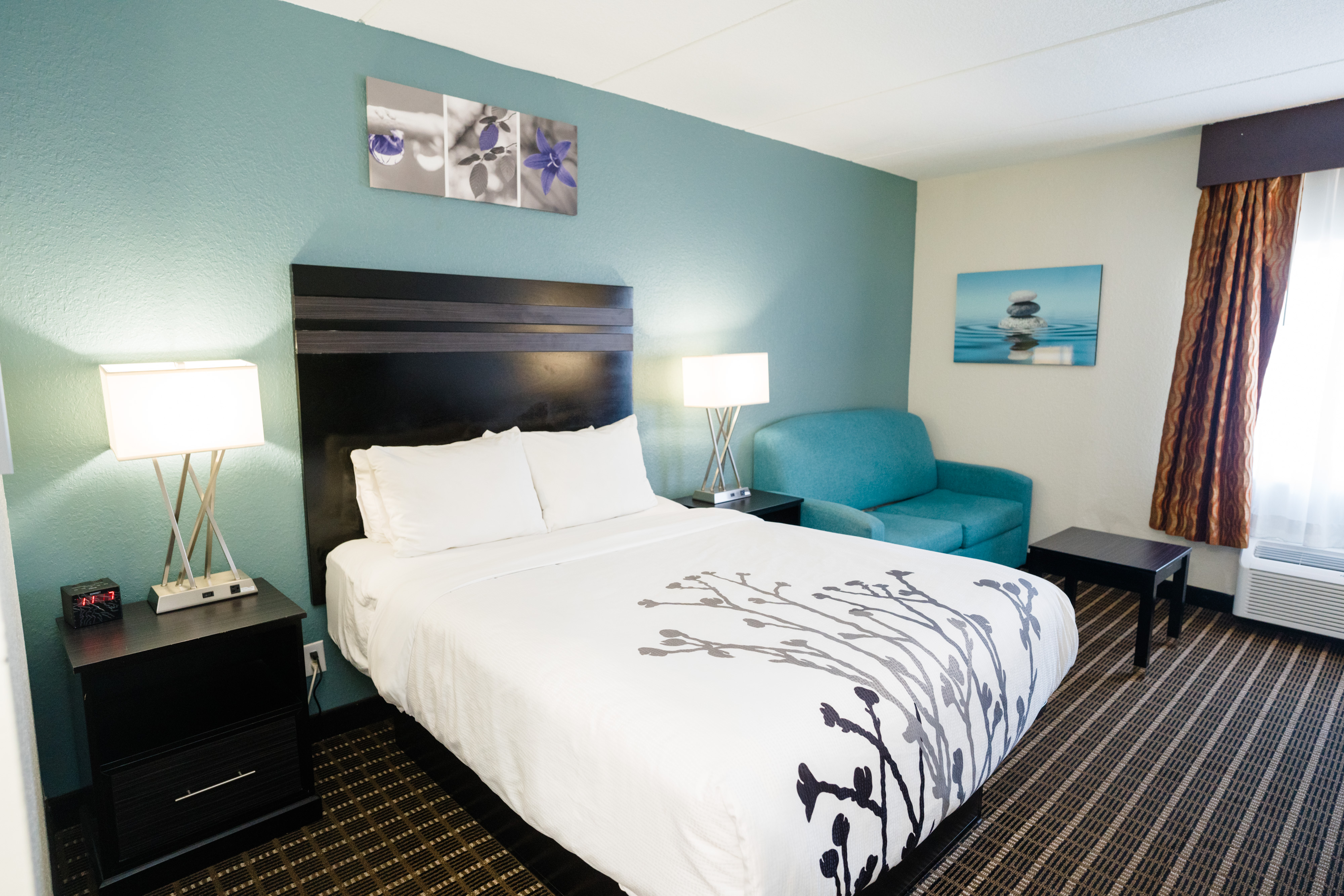 SUITE, QUEEN BED
