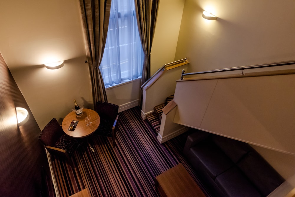 LEOPOLD HOTEL 26/50