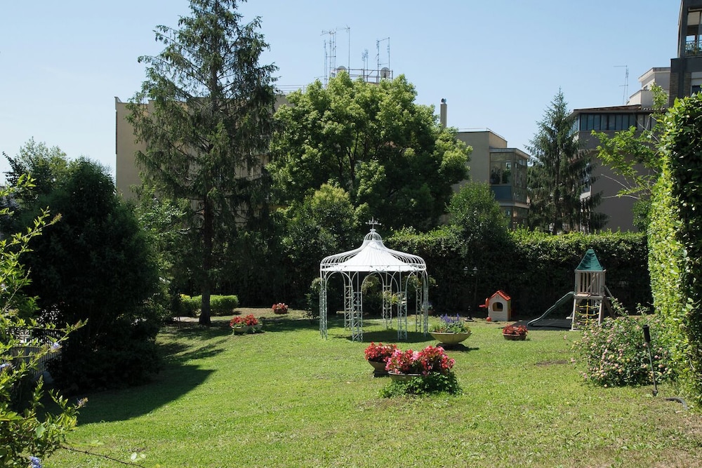 Massimi City Garden Hotel 48/58