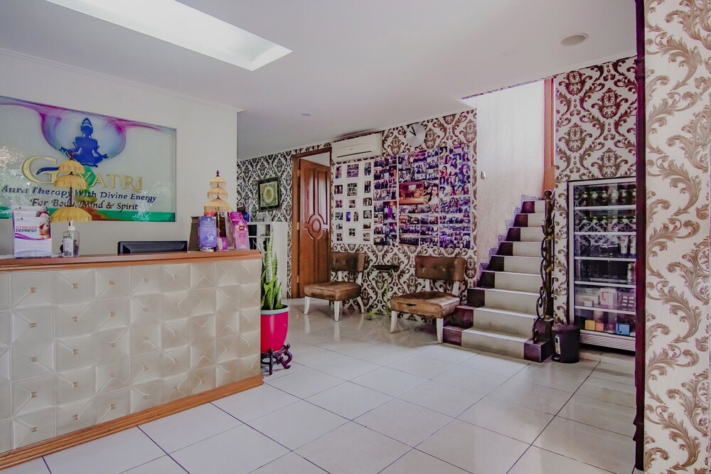 OYO 90094 Gayatri Residence 9/30