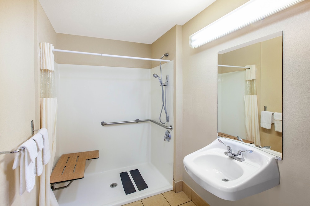 Days Inn & Suites by Wyndham Braunig Lake 6/22