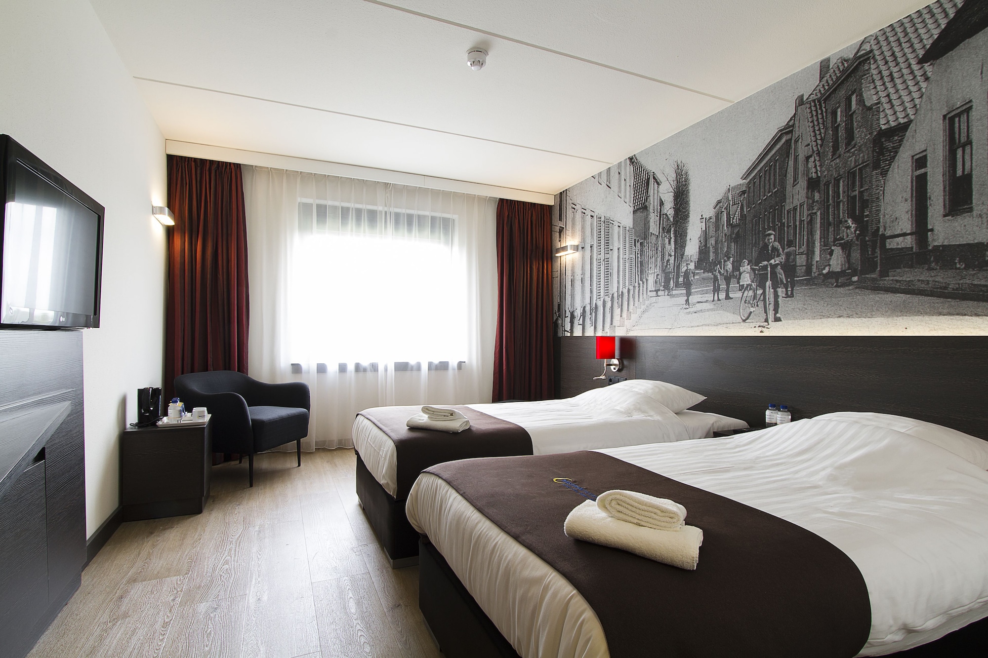 DELUXE, TWIN BEDS