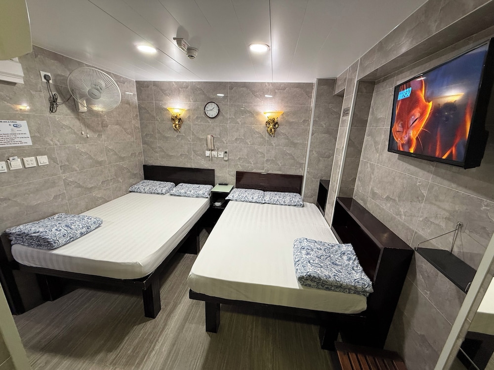 Modern Hotel 42/76