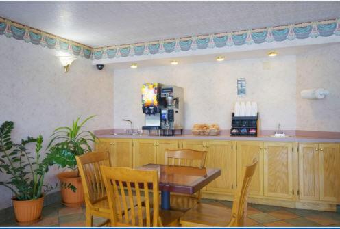 Americas Best Value Inn Tillmans Corner Mobile 7/36