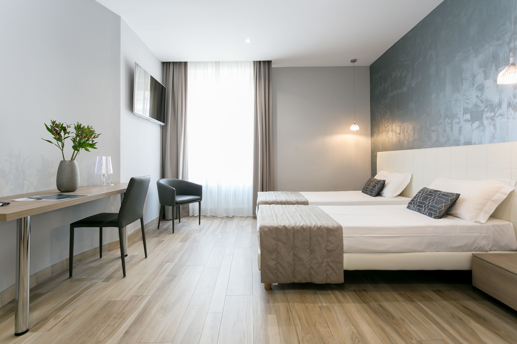 SUPERIOR, APARTMENT, TWIN BEDS, JETTED TUB