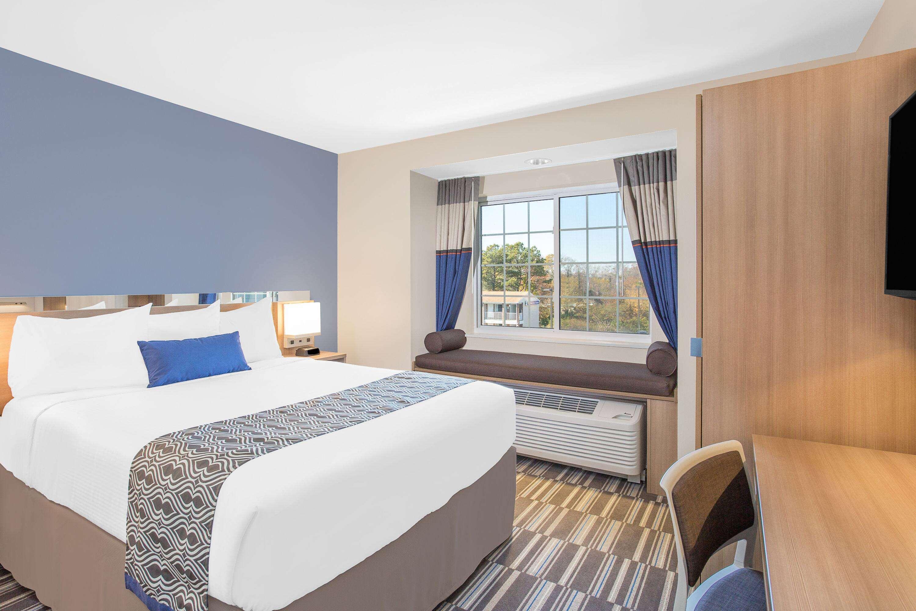 ROOM, QUEEN BED