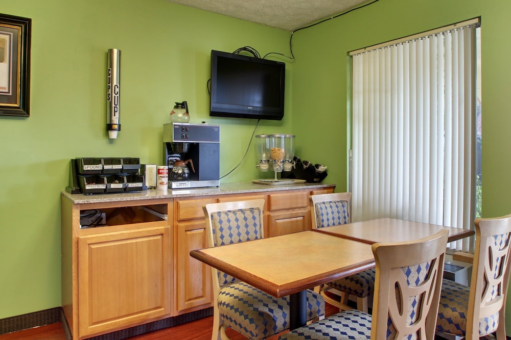 Rodeway Inn Oxford, AL 32/36