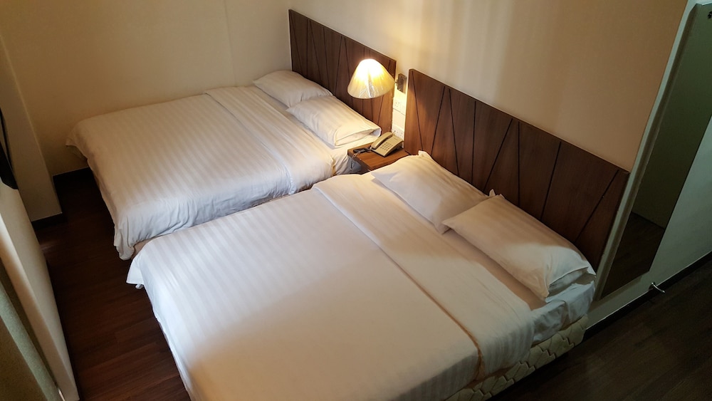 9 Square Hotel 12/31