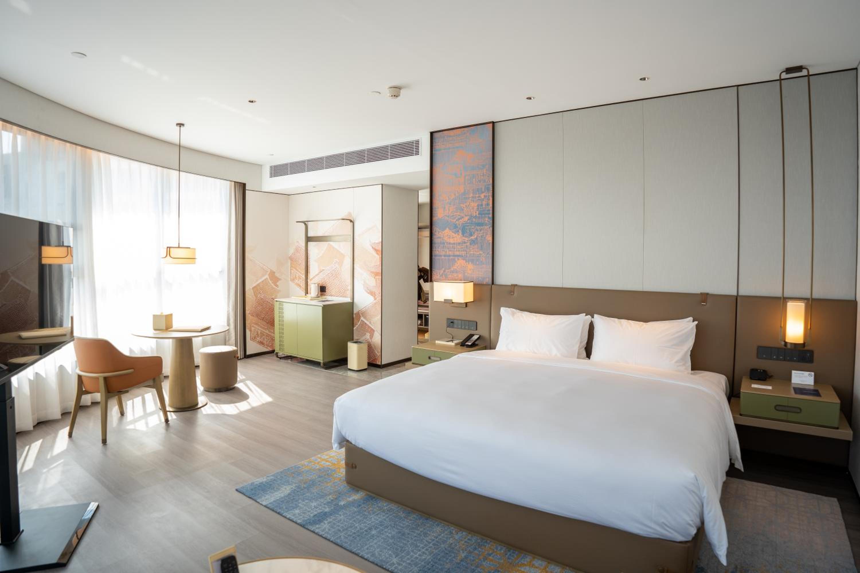 DELUXE, KING BED, CITY VIEW