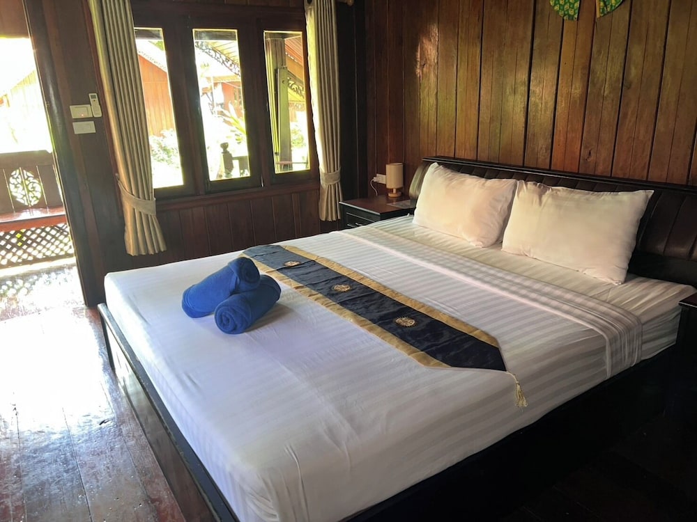WOODEN, COTTAGE, DOUBLE BED, GARDEN VIEW