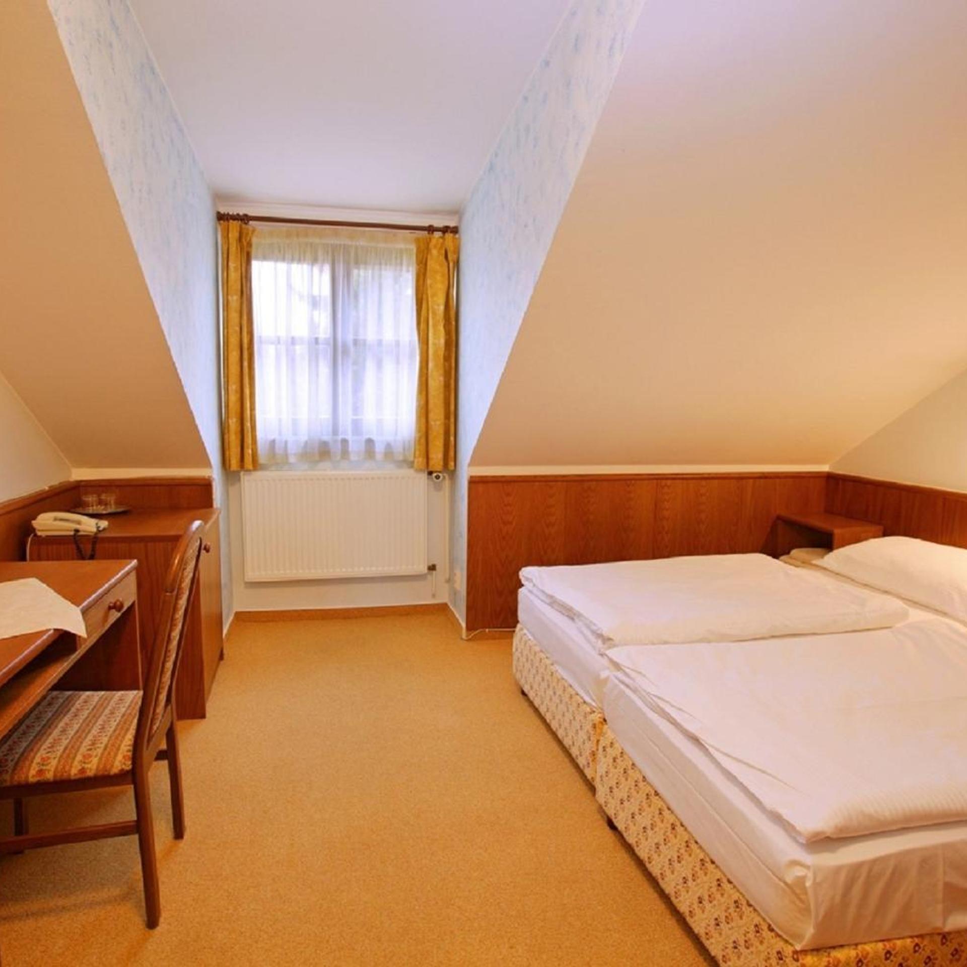 Floret Hotel 8/50