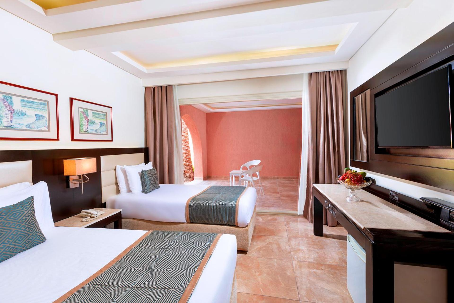 غرفة ديلوكس عائلية بإطلالة على المسبح، Pickalbatros Alf Leila Wa Leila Resort - Neverland Hurghada 2/3
