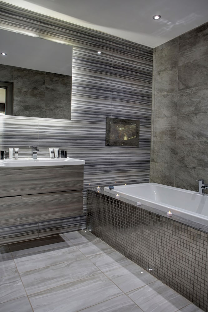 Derwent Manor Boutique Hotel 39/43