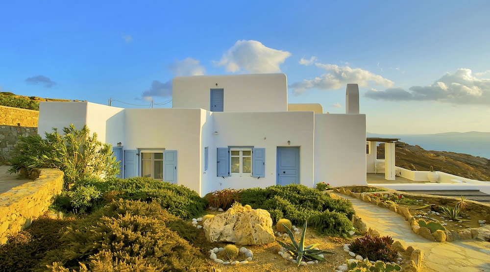 WHITE ROCK SUITES & VILLAS 2/50