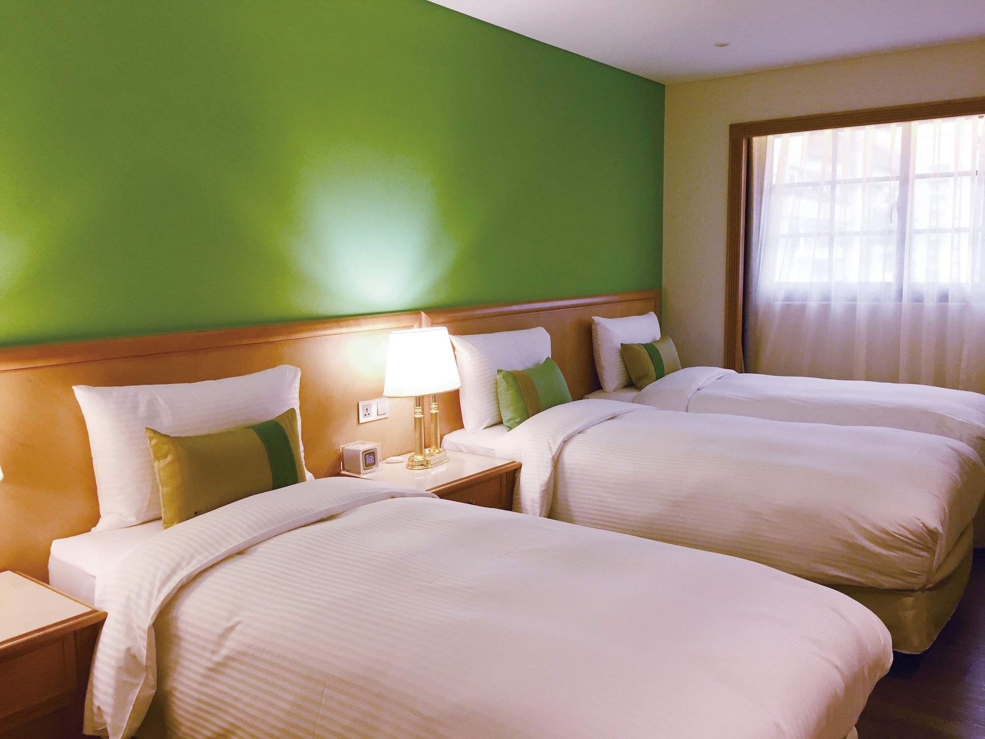DELUXE, TRIPLE, 3 BEDS