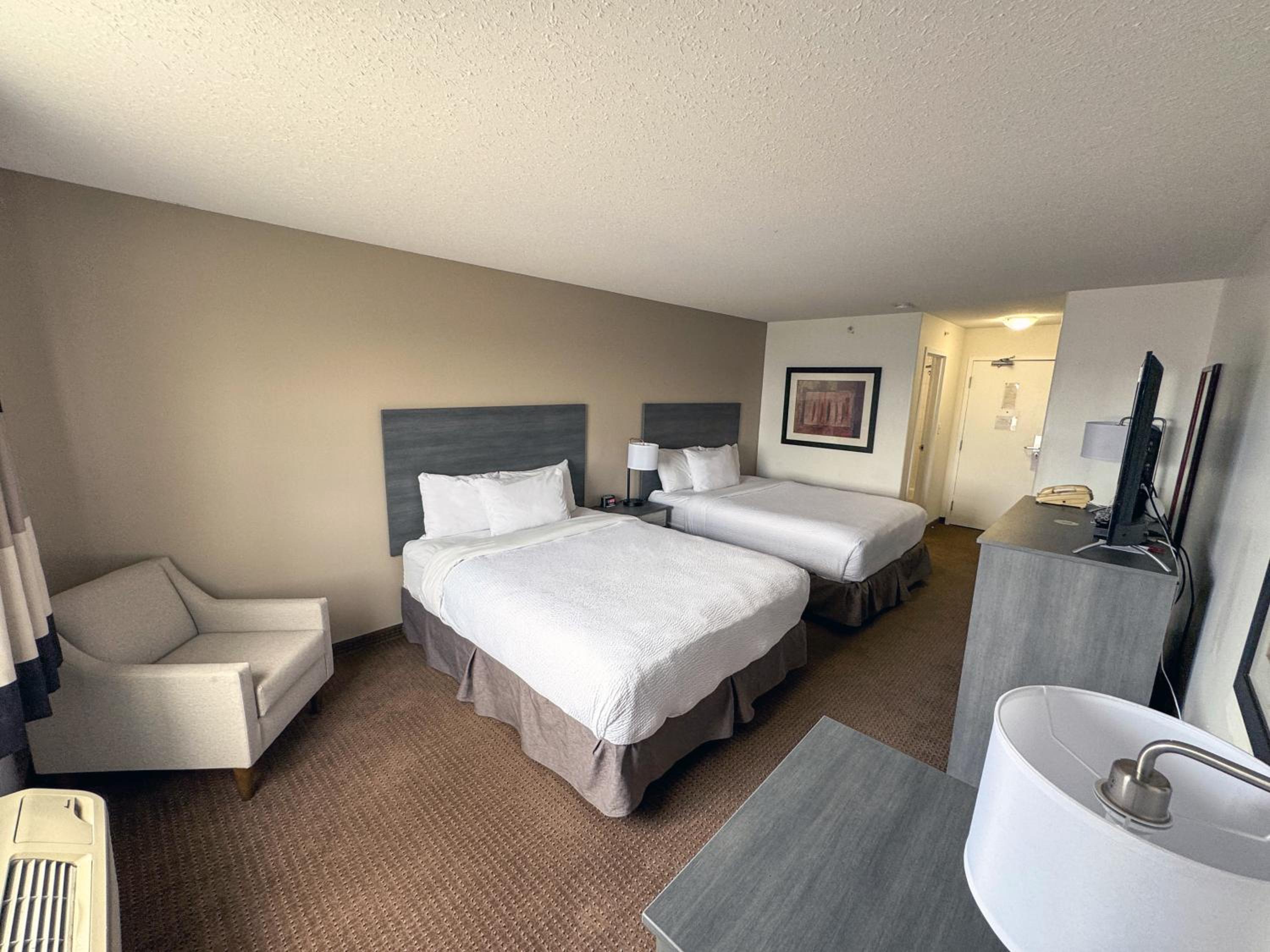غرفة بسرير كينج وسريرين كوين، Ramada by Wyndham Sherwood Park 10/10