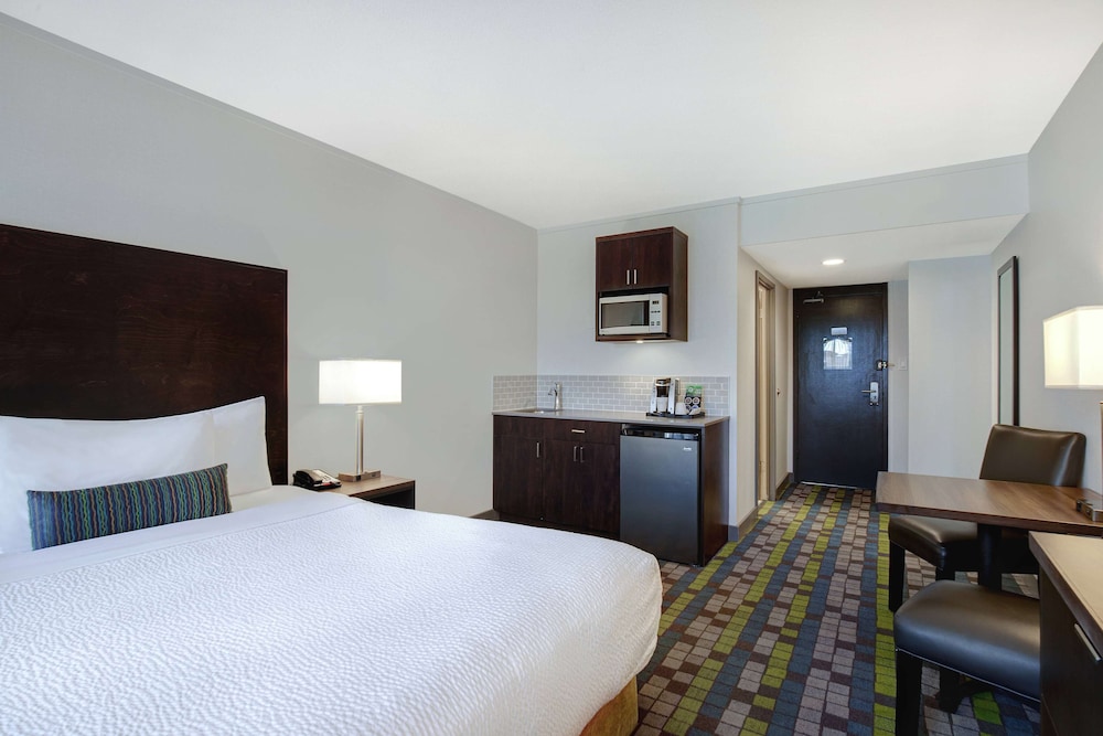 Superior, Queen Bed, Pool View