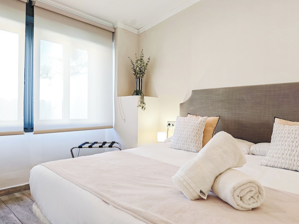 2 BEDROOMS, PENTHOUSE, 1 QUEEN AND 1 SINGLE BED, SOFA, TERRACE