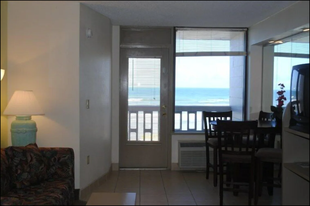 Howard Johnson by Wyndham Oceanfront Daytona Beach 32/44