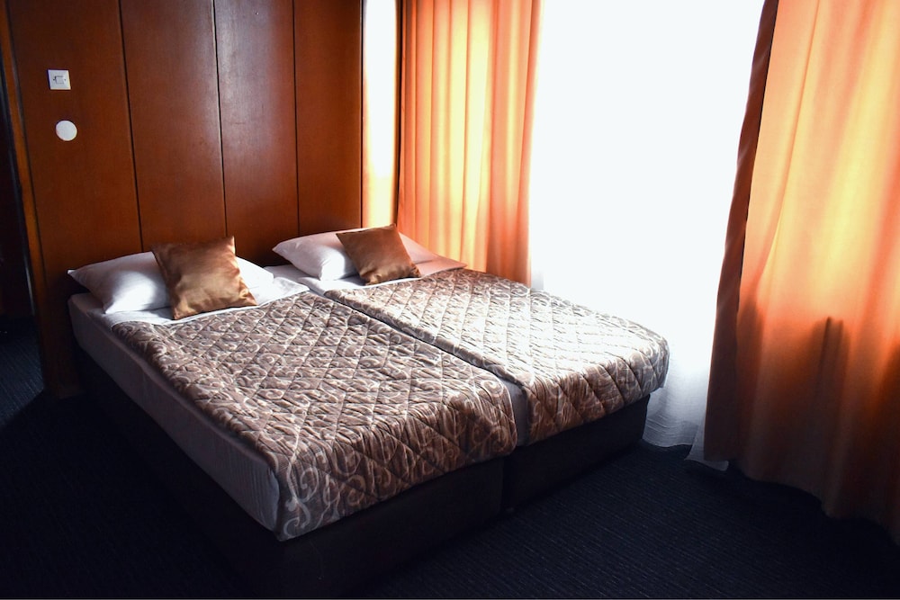 Slavija Hotel 4/32