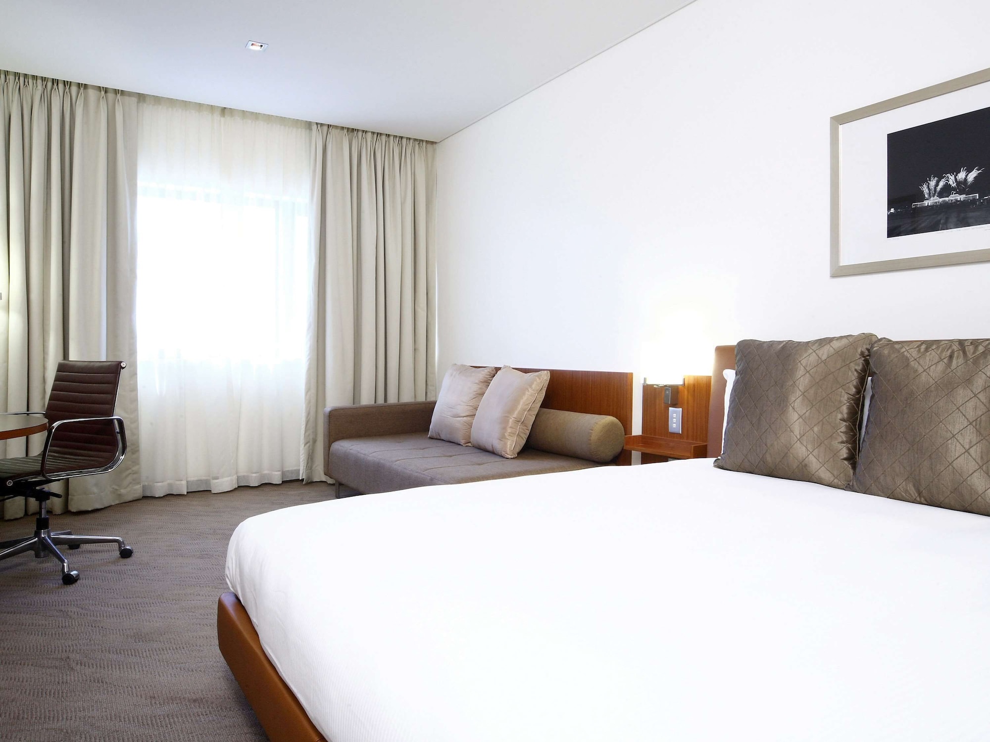 EXECUTIVE, KING BED
