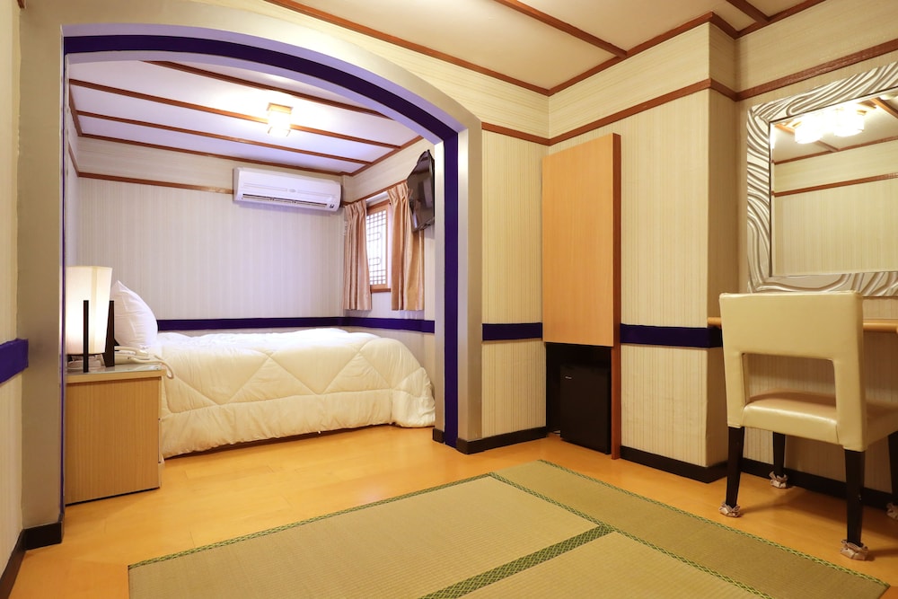 Phoenix Pavilion Hot Spring Hotel 37/65