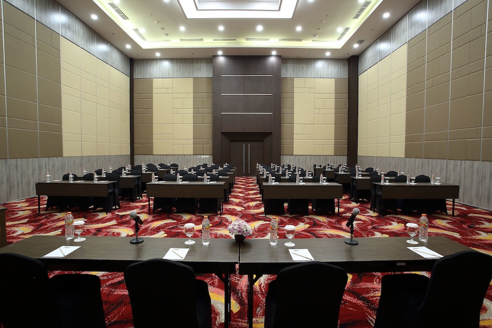 Bigland Sentul Hotel and Convention (ex Olympic Renotel Sentul) 38/50