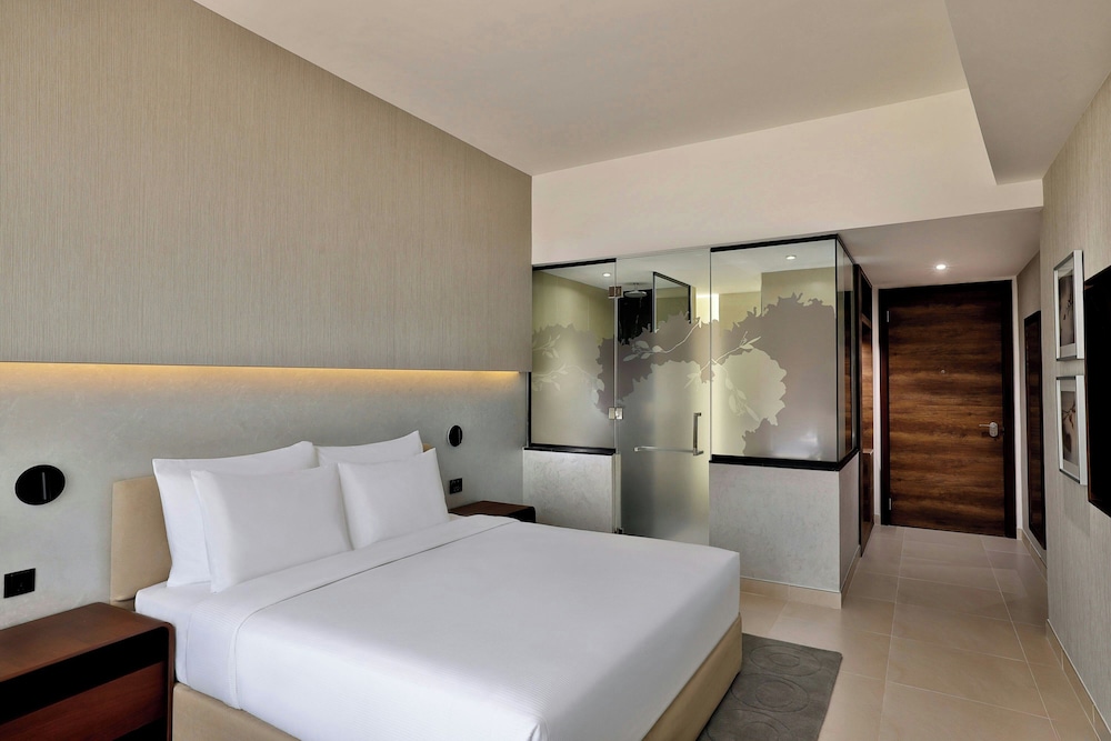 Deluxe, King Bed, Skyline View
