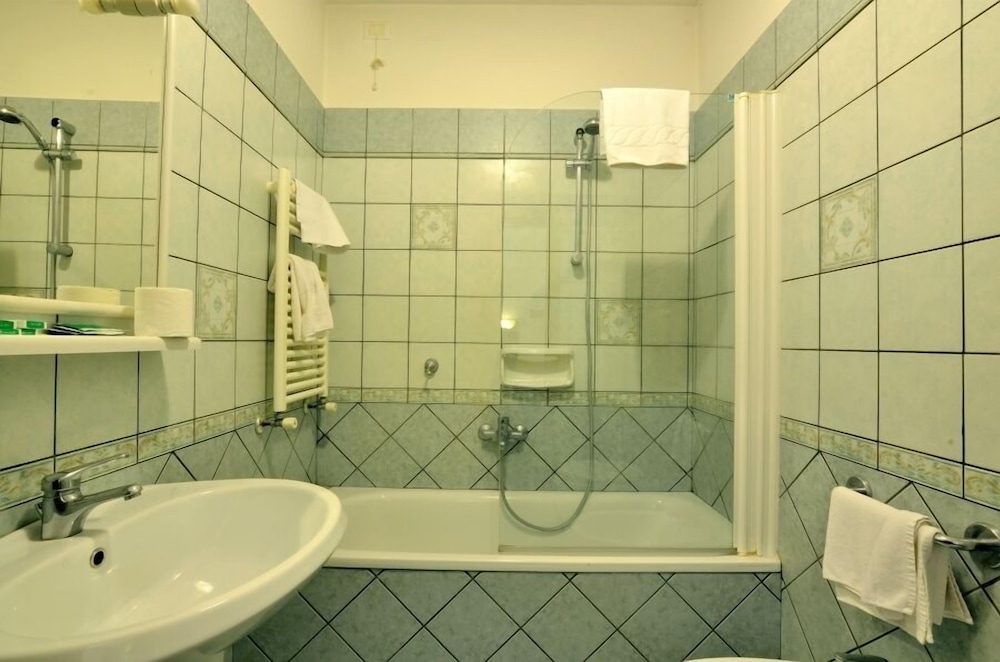 Tirreno Hotel 8/70