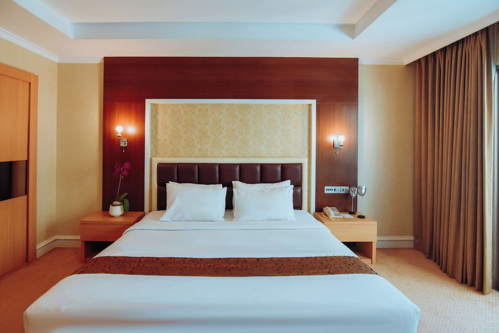 Surabaya Suites Hotel Powered by Archipelago 26/66