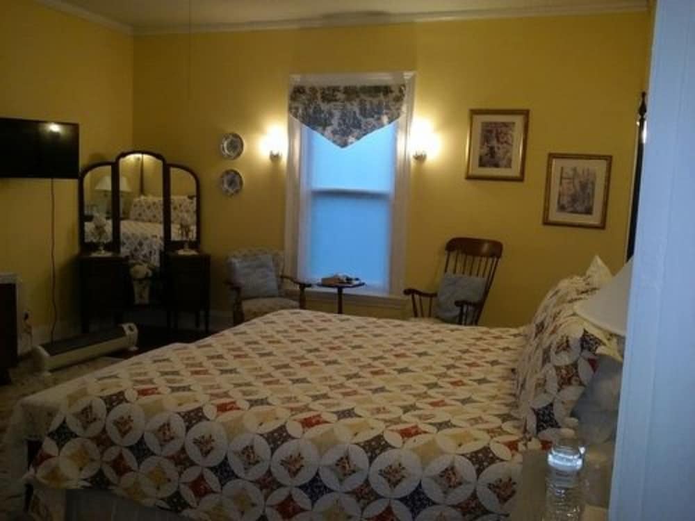 GRAND, PRIVATE BATHROOM