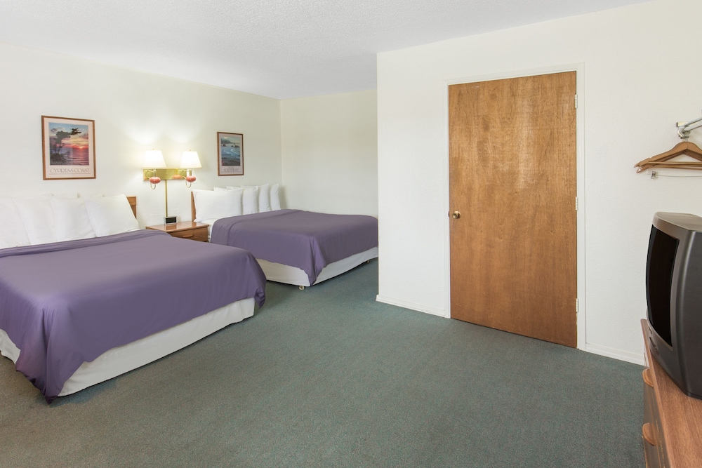 Redwood Inn 10/28
