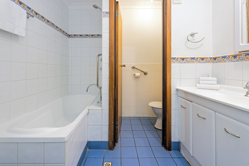 EMU BEACH CHALETS 35/35