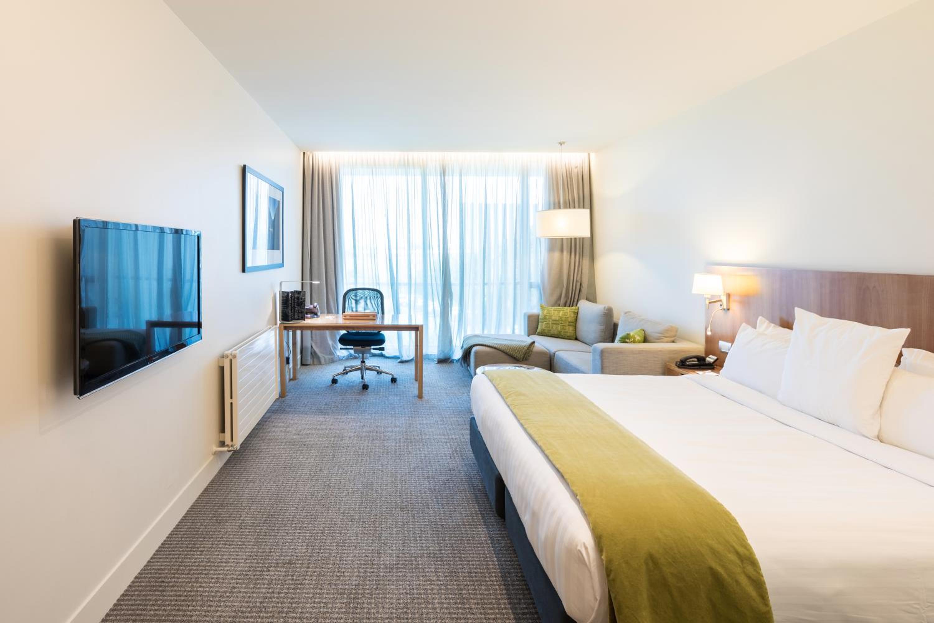 Room, King Bed, Business Level