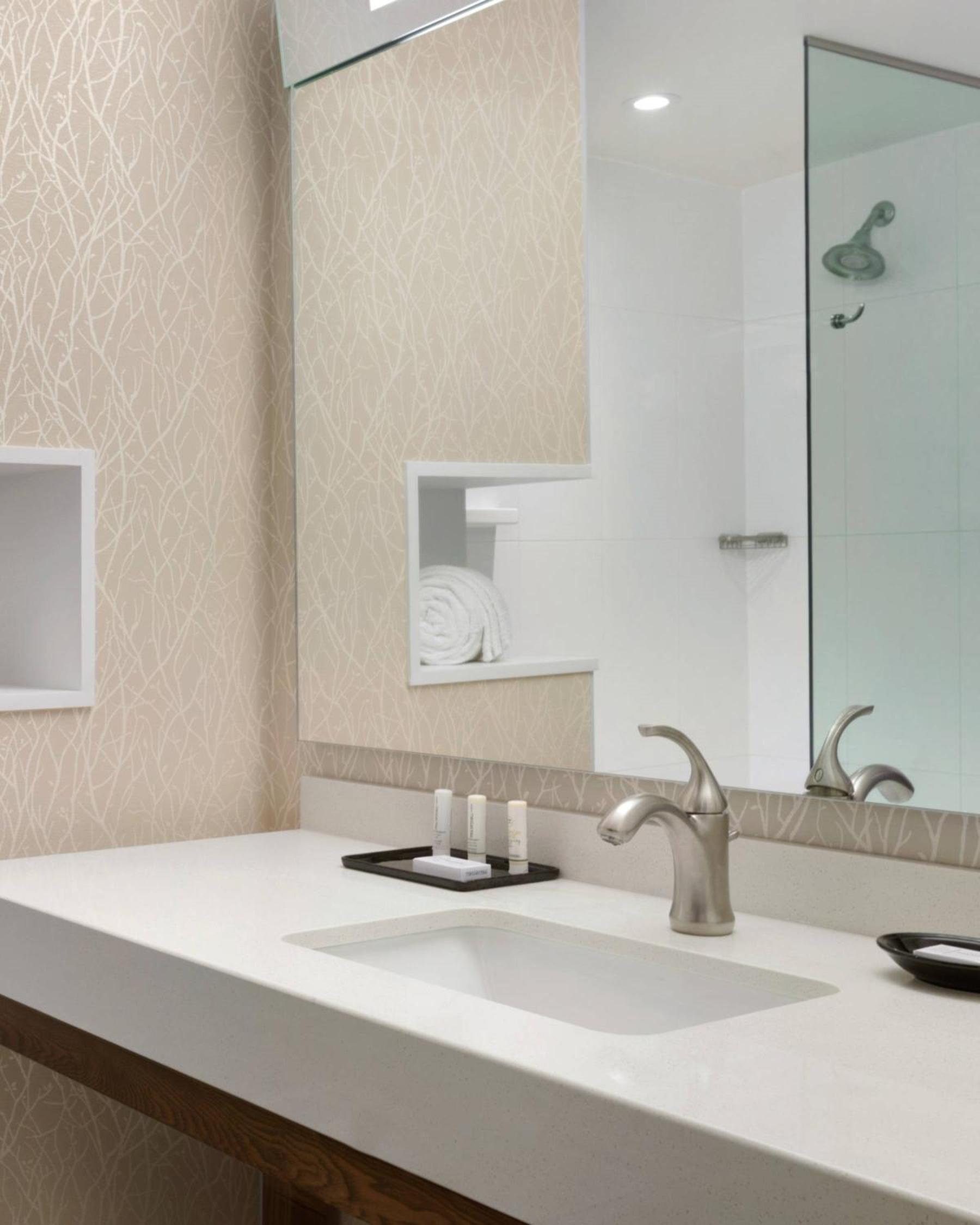 غرفة بسريرين كوين مع أريكة، Courtyard Toronto Mississauga West 4/4