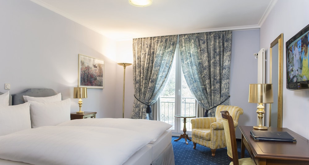 Classic, Twin Beds, Hill View