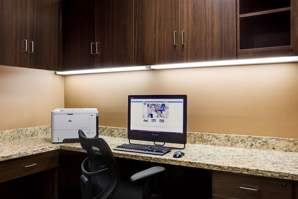 Hampton Inn Suites Grafton 44/46