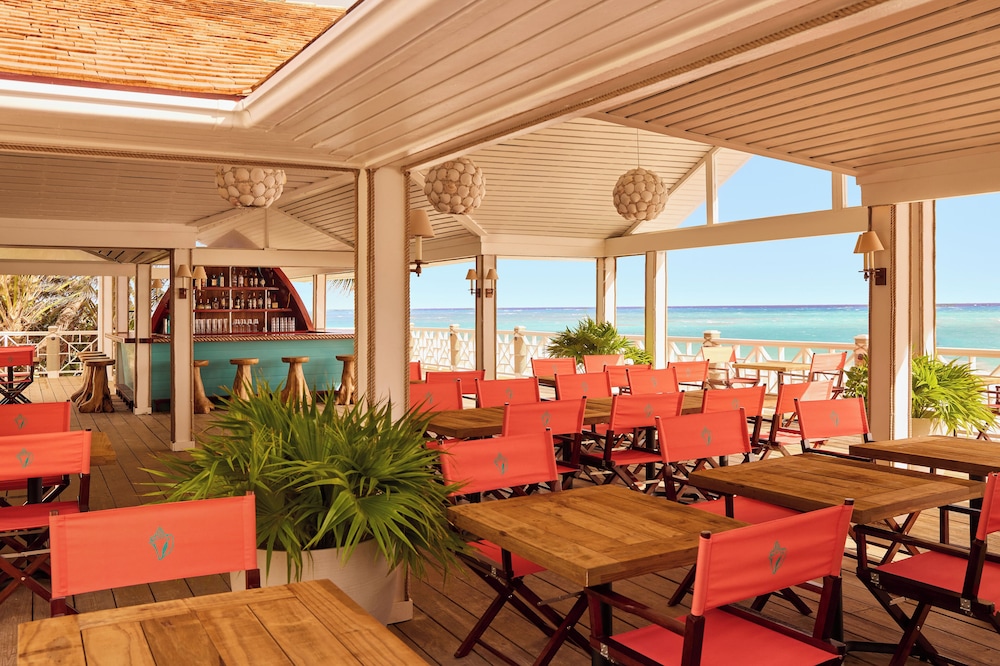 CORAL SANDS HOTEL 64/77