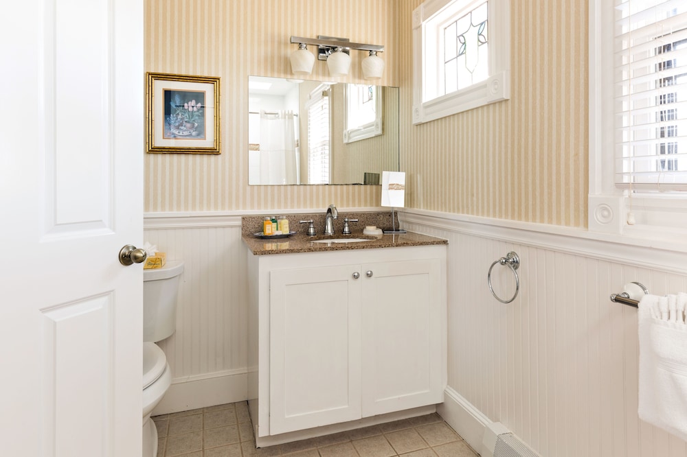 Crowne Pointe Historic Inn Spa 26/75
