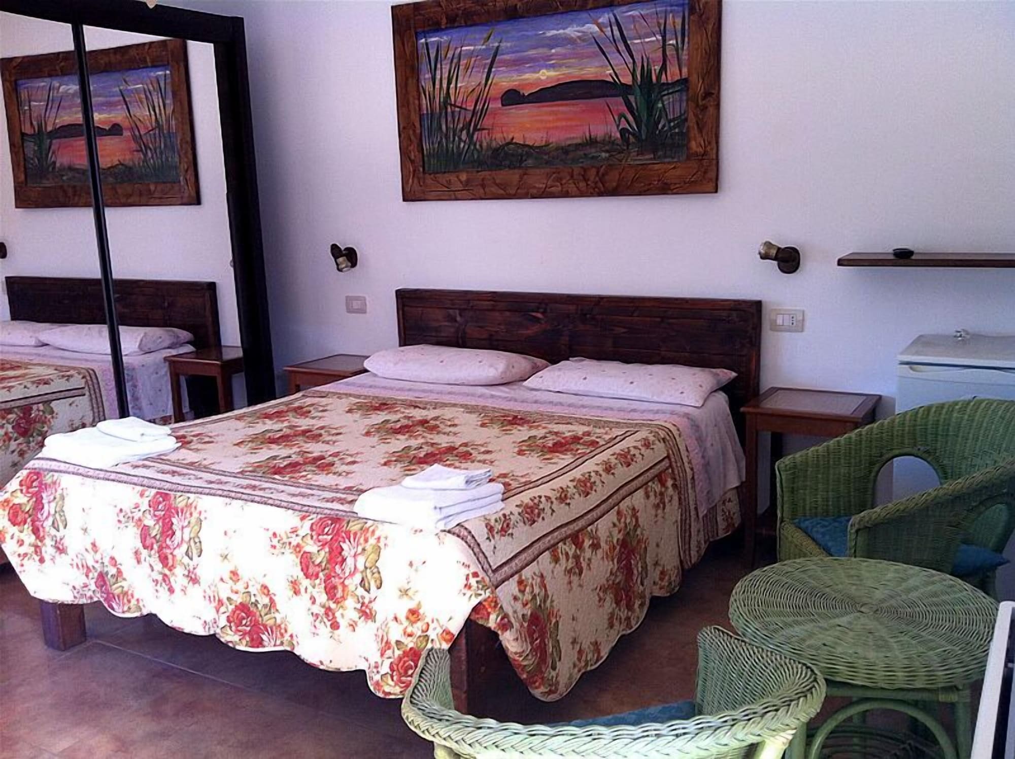 ROOM, DOUBLE BED