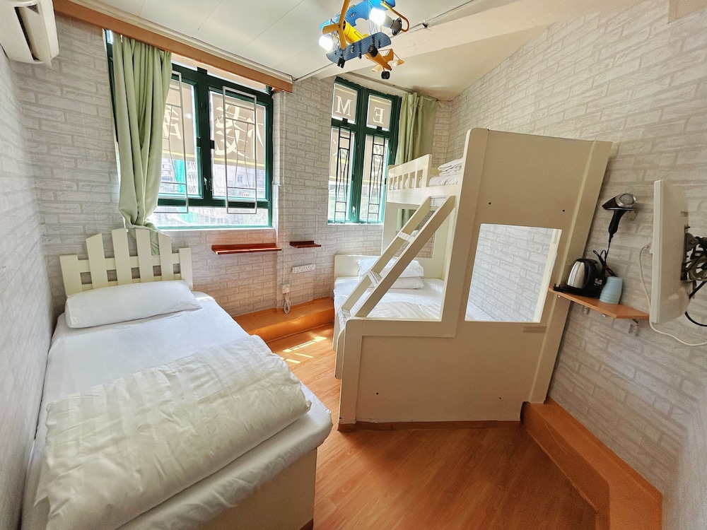 ROOM, QUADRUPLE