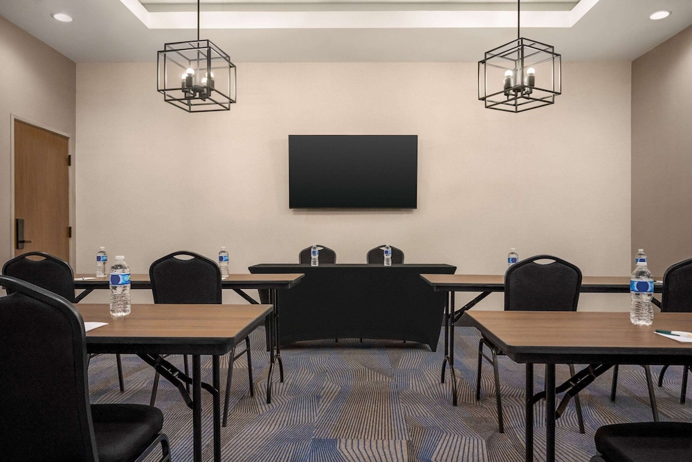 La Quinta Inn and Suites by Wyndham Del Rio 46/65
