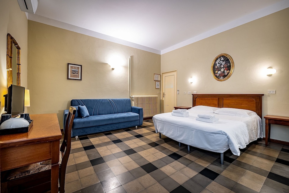 ROOM, DOUBLE BED