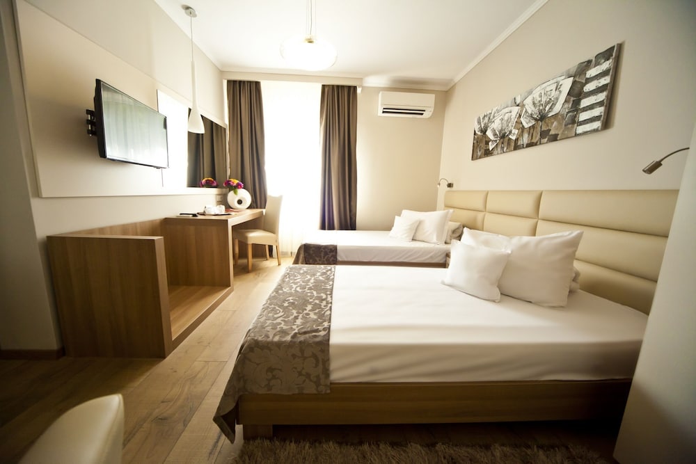 ROOM, DOUBLE OR TWIN BED