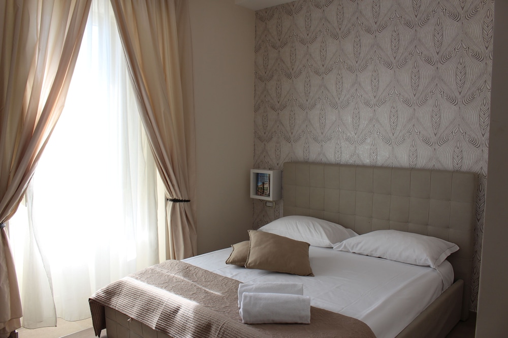 ROOM, DOUBLE BED
