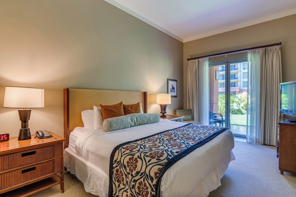 2 Bedrooms, Tropical, Garden, 1 King and 2 Queen Beds, Partial Ocean View, 2 Bathrooms, Ground Floor